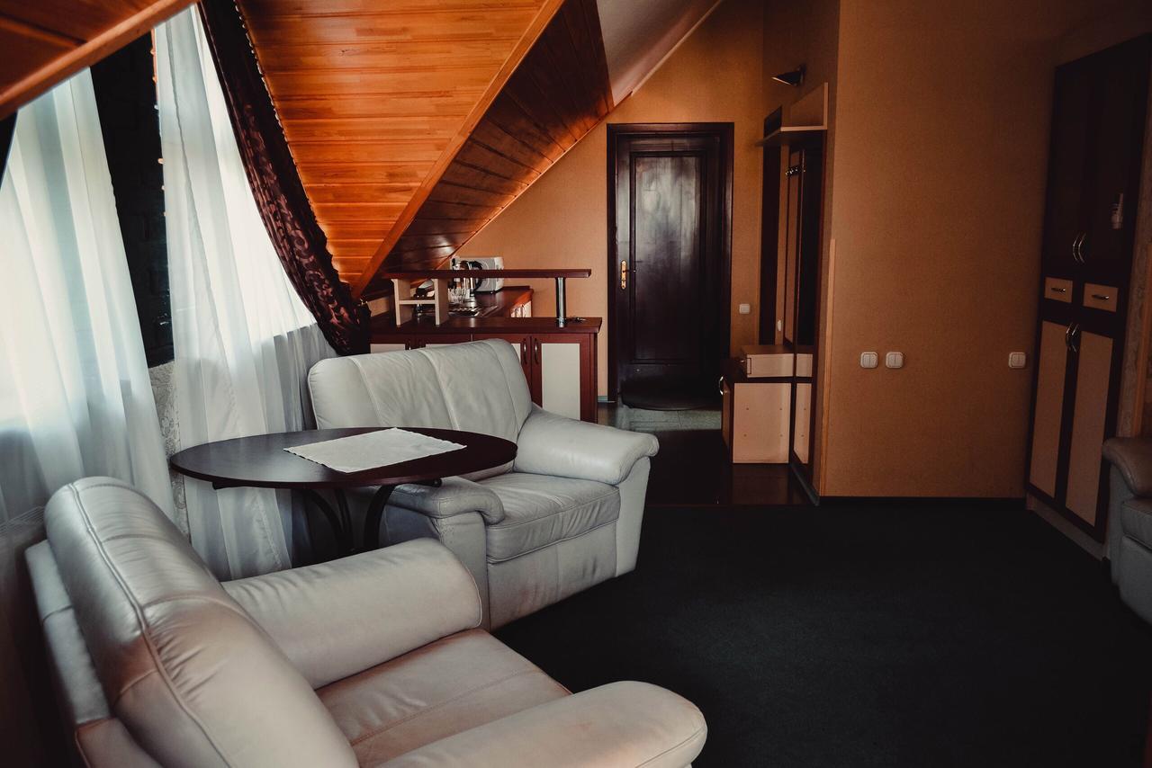 Tri Dorogi Hotel ลวีฟ ภายนอก รูปภาพ